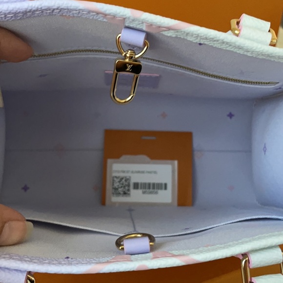 Louis Vuitton on the go pm tote - Picture 6 of 6